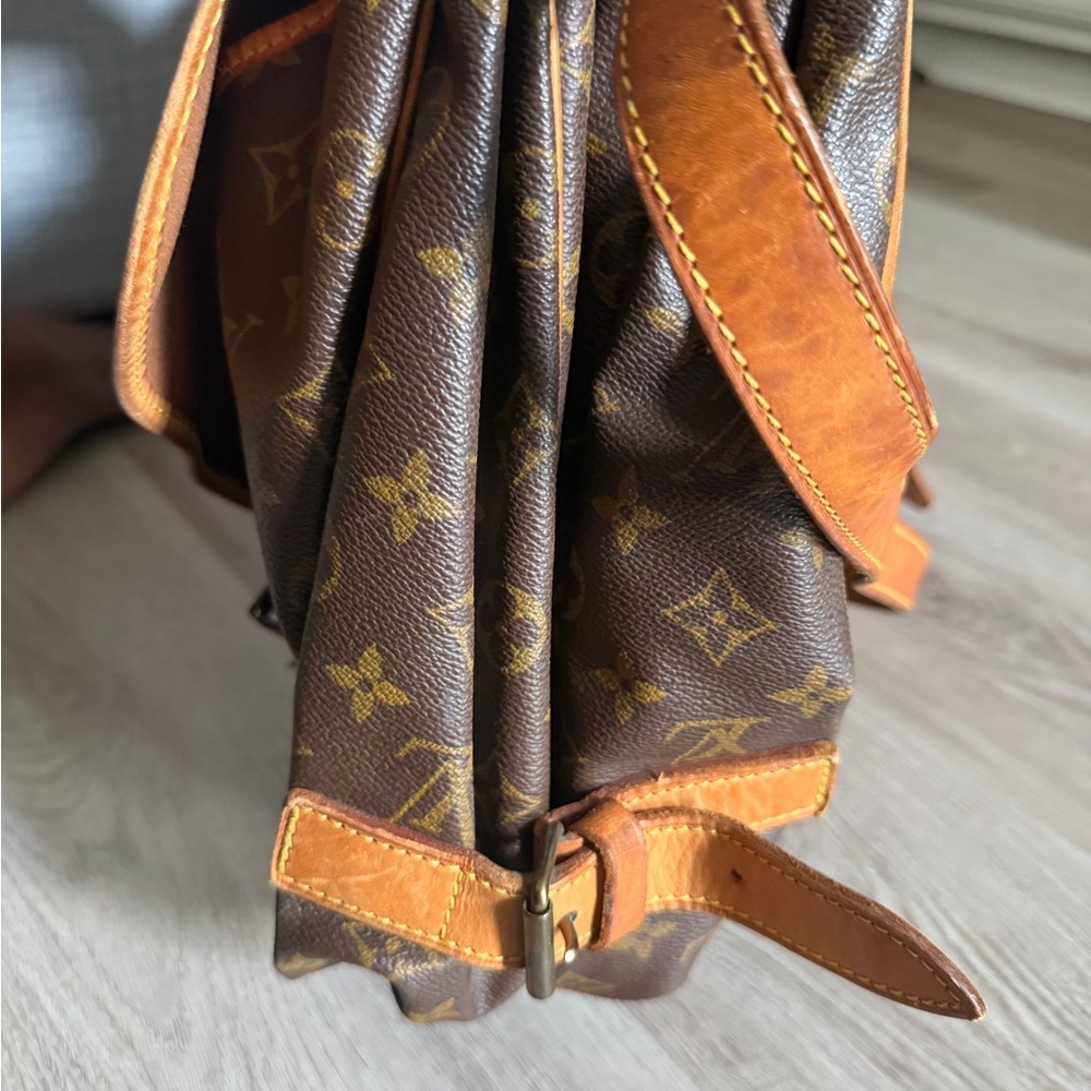 Louis Vuitton Monogram Saumur 43 Canvas Messenger Bag with Tan Leather Trim - Picture 12 of 16